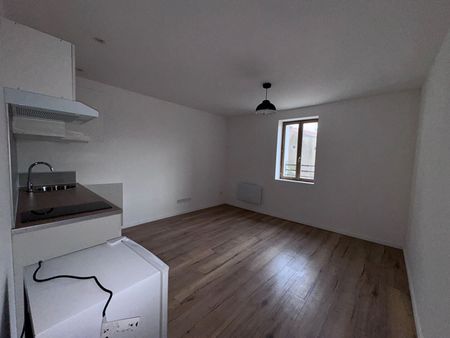 A LOUER CENTRE SIGEAN T2 ENTIEREMENT RENOVE - Photo 2