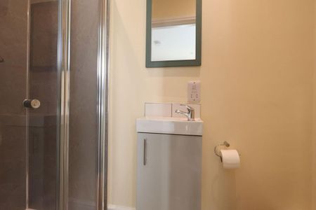 1 bedroom in a house share to rent - Photo 5