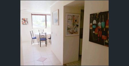 Fully Furnished 2 Bedroom, 2 Bathroom Apartment in the Heart of Surfers Paradise - Photo 2