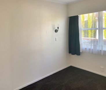 Partially renovated and close to Queensgate - Photo 4