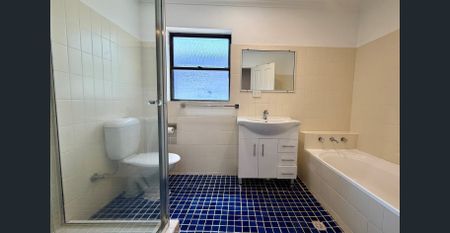 Perfectly located home with parking - Photo 5