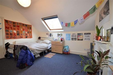 8 bedroom House To Let - Photo 3