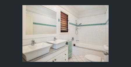 A little bit house, a little bit apartment… all charm + FULLY FURNISHED !! - Photo 4