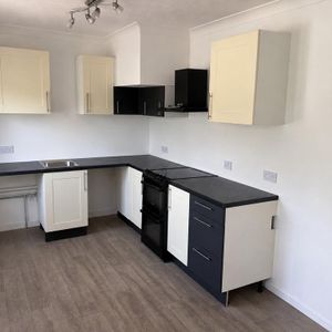 3 bedroom detached house to rent - Photo 2