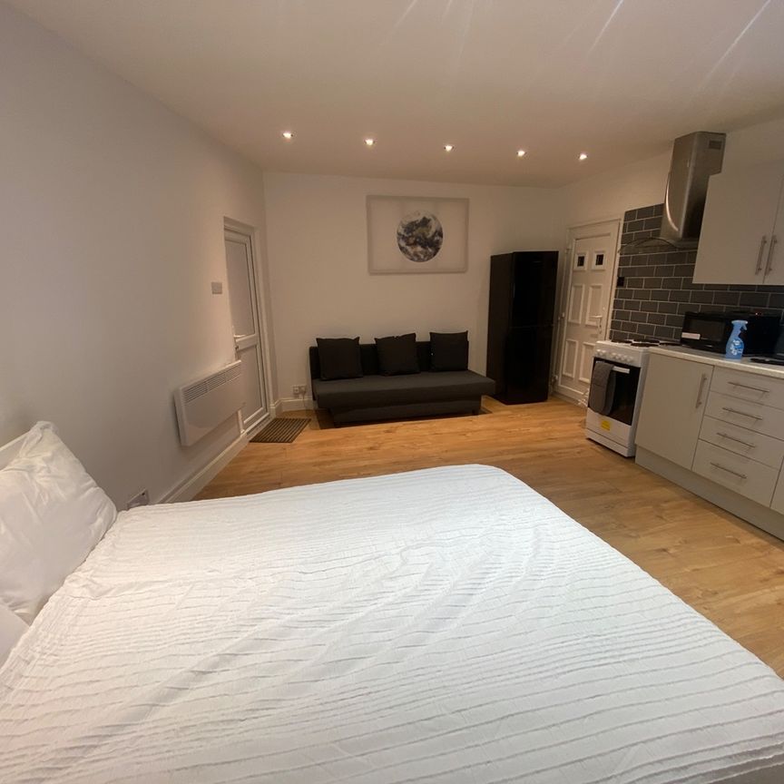 Studio Flat, Eastern Avenue, IG2 - Photo 1