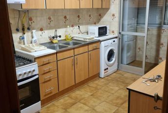 Quarto em apartamento localizado em Benfica