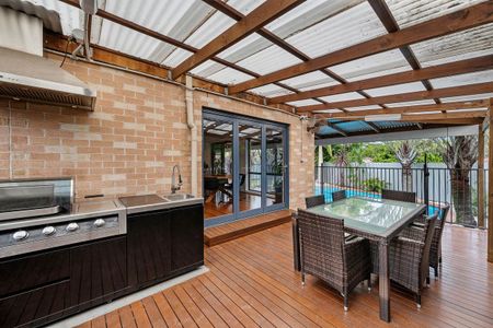 SPACIOUS FAMILY HOME IN PRIME LOCATION! - Photo 2