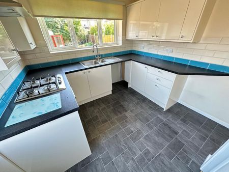 3 bedroom semi-detached bungalow to rent - Photo 5