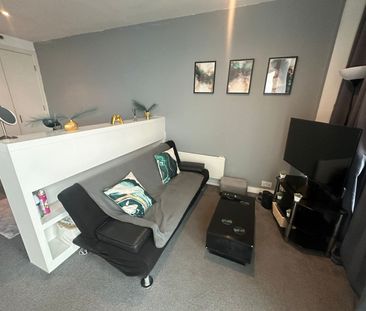 Studio Flat, The Rotunda, B2 - Photo 3