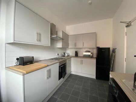 1 bedroom in a house share to rent - Photo 3