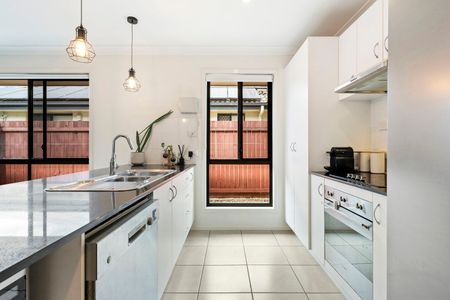 Modern family living, walk to school & shops - Photo 4