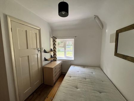 1 bedroom in a house share to rent - Photo 3