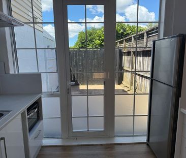 Private modern 1 brm with off street parking - Photo 2
