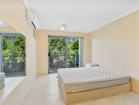 Modern Split-Level Townhouse in Prime Robina Location - Ideal for Students - Photo 4