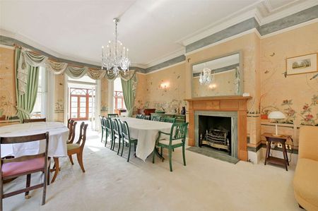 An impressive and imposing country residence set within about 16.21 acres (6.55 hectares) of grounds and gardens, with equestrian and leisure facilities and staff/guest accommodation - Photo 4