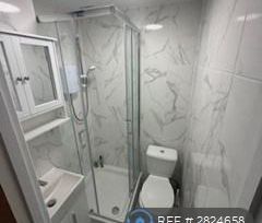 1 bedroom in a flat share to rent - Photo 6