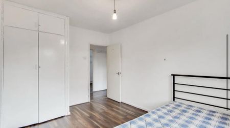 3 bedroom flat to rent - Photo 3