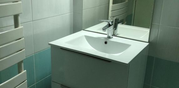 BELLIGNAT, dans copropriété appartement T2 d'environ 55m² avec balcon. - Photo 2