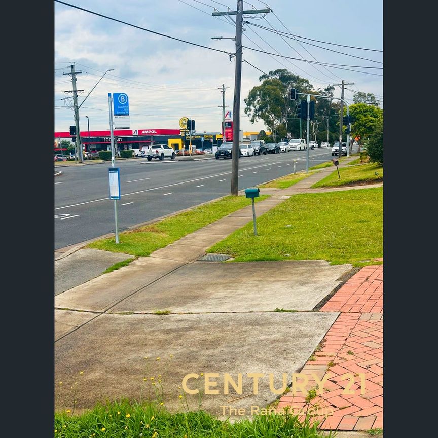 Modern 3 Bedroom, 2 Bathroom House – Easy Access to Public Transport - Photo 1