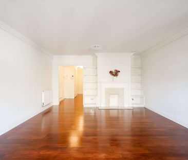 A generous ground floor apartment set in an attractive gated development in a popular Wimbledon location. - Photo 2