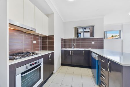 Spacious 2-Bed Apartment in Prime Location Near Parramatta River - Photo 5