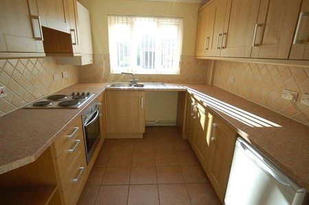 3 bedroom semi-detached house to rent - Photo 5