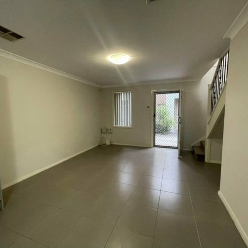 Picture perfect townhouse! - Photo 1