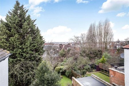 A beautiful finished top floor three bedroom apartment - Photo 5