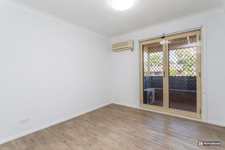Two Bedroom Townhouse Close to Shops - Photo 3