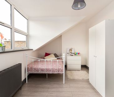 🏡 Modern Victorian Property with Bedsits and their own Private Kitc... - Photo 2