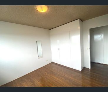 Spacious One-Bedroom Apartment in Prime Location - Photo 3