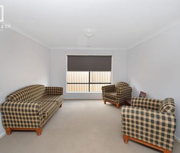 LARGE FOUR BEDROOM HOUSE - GOOD CONDITION - Photo 2