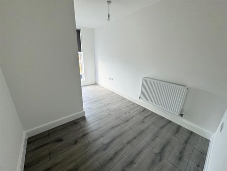 To Let - Photo 2