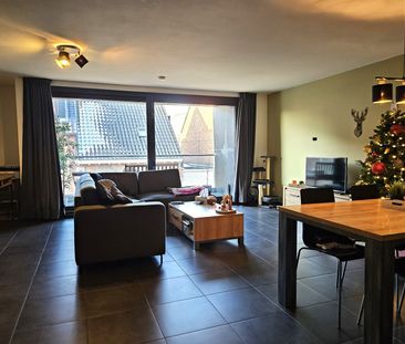 Appartement met 2 slaapkamers, ruim terras en carport. - Foto 1