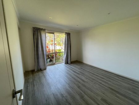Beautiful waterfront 3 bedroom in quiet suburb - Photo 2