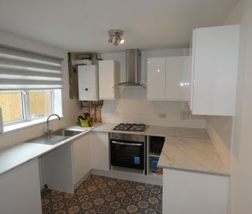 3 bed Terraced - To Let - Photo 2
