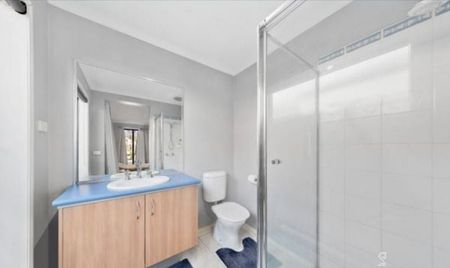 **Charming Family Home in a Prime Location** - Photo 2