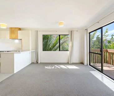 Sun-Drenched Sanctuary Among the Trees - Photo 2