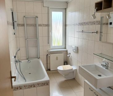 Modernisierte 3-Zimmer-Wohnung mit Balkon und Einbauküche - Photo 4