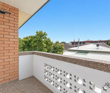Newly Renovated Three-Bedroom Apartment in a Convenient Marrickville Location - Photo 5