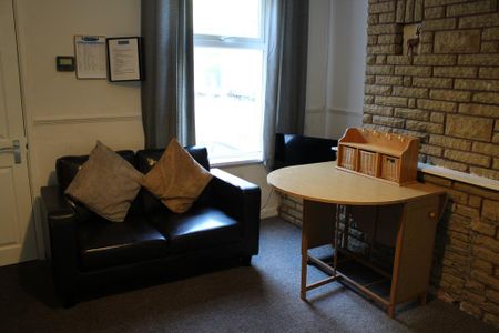 4 bedroom terraced house to rent - Photo 2