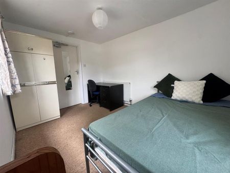 1 bedroom in a house share to rent - Photo 3