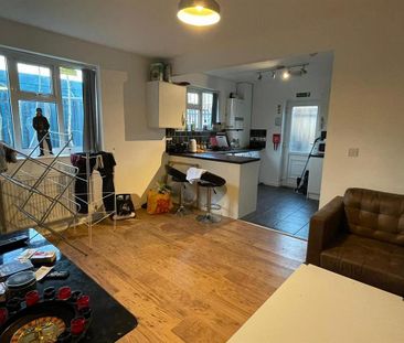 4 bedroom private hall to rent - Photo 1