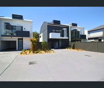 Modern 4-Bedroom Townhouse - Photo 5