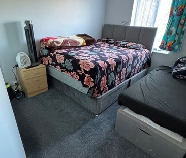 3 Bed Semi-Detached House, Abbey Drive, LU2 - Photo 3