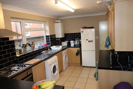 5 Bed Terraced House, Forster Road, SO14 - Photo 5