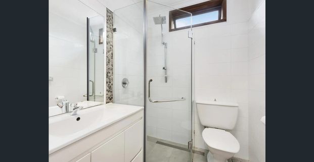 Peaceful Two-Bedroom Flat with Stunning Middle Harbour Views - Photo 1