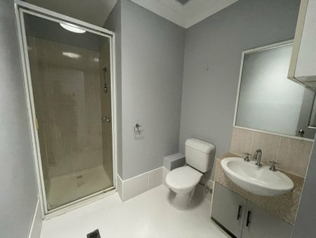 LARGE TOWNHOUSE !!! - Photo 4