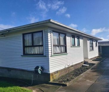 Charming 3BR Home in Te Atatu South - Photo 2