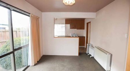 3 BEDROOM, 2 BATHROOM TOWNHOUSE - Photo 5